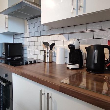 Modern 1-Bed Flat In Wiganアパートメント エクステリア 写真