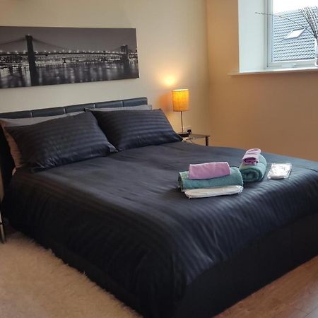 Modern 1-Bed Flat In Wiganアパートメント エクステリア 写真
