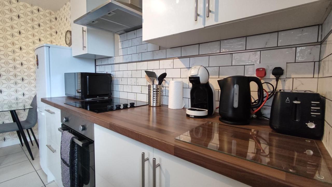 Modern 1-Bed Flat In Wiganアパートメント エクステリア 写真