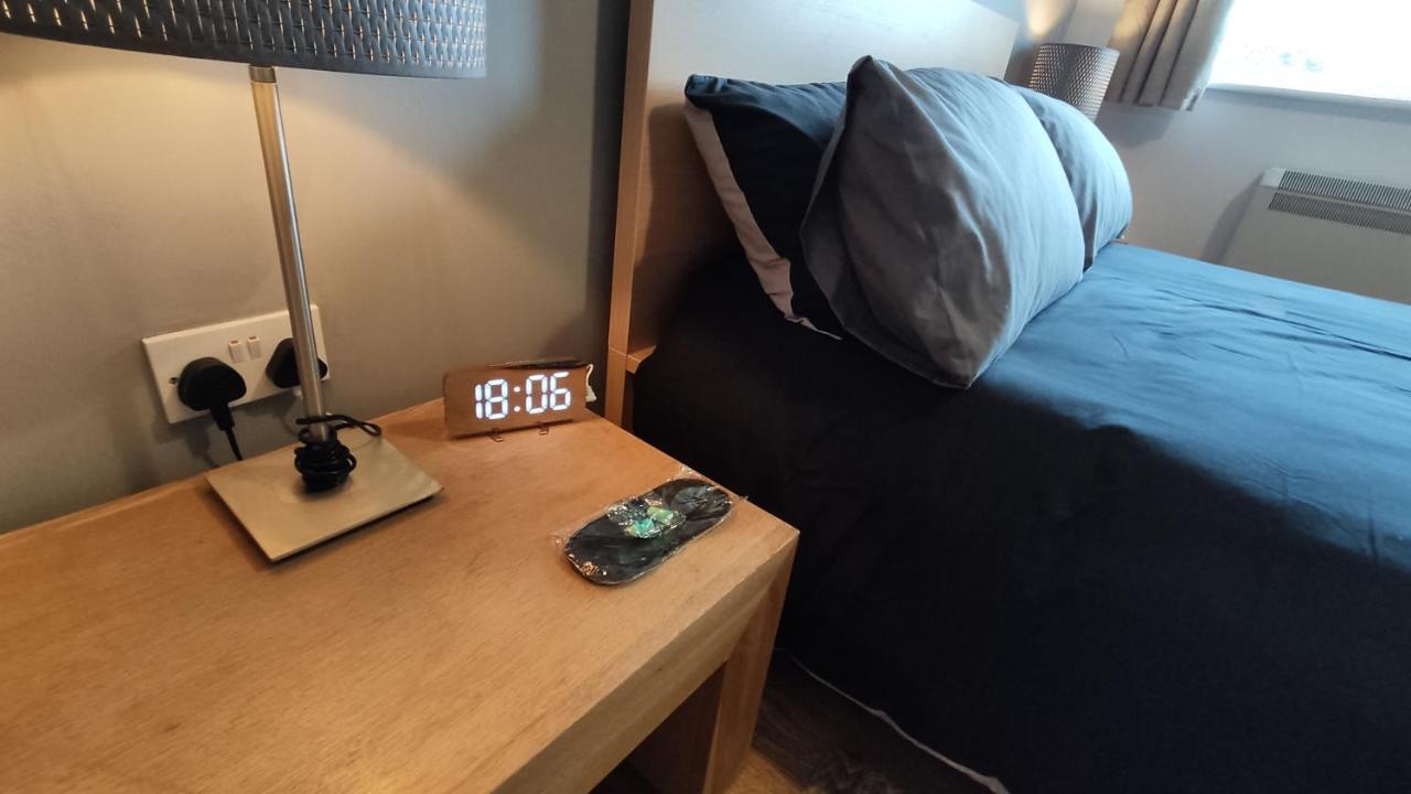 Modern 1-Bed Flat In Wiganアパートメント エクステリア 写真
