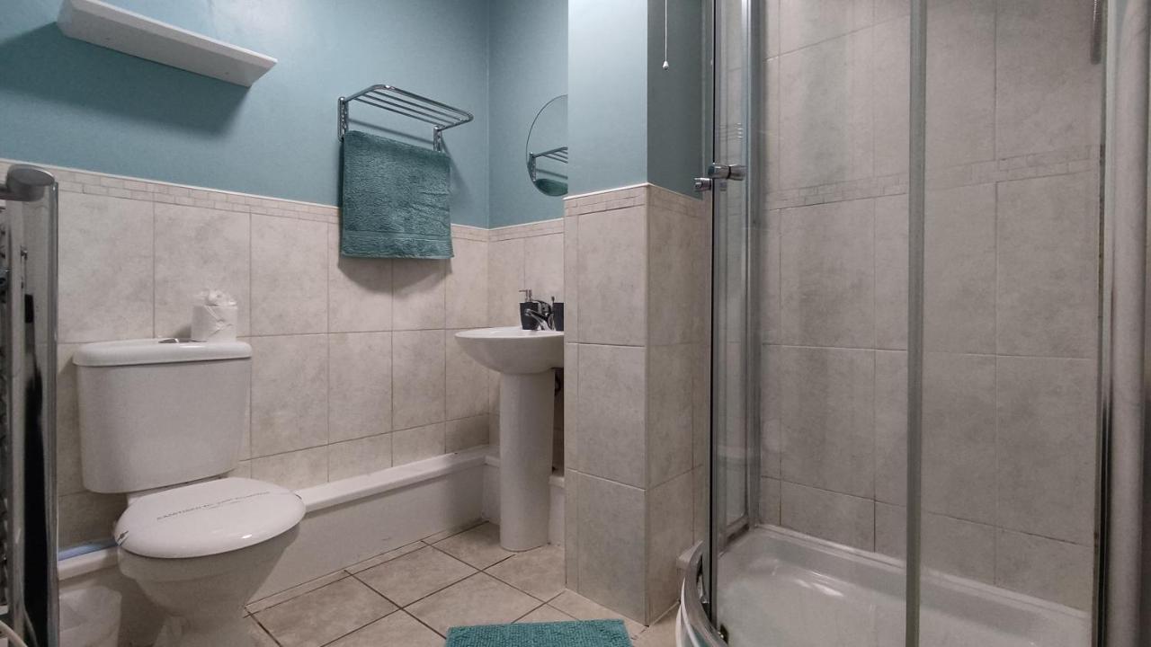Modern 1-Bed Flat In Wiganアパートメント エクステリア 写真