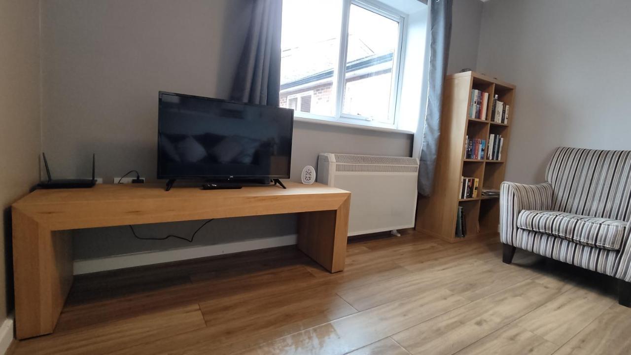 Modern 1-Bed Flat In Wiganアパートメント エクステリア 写真