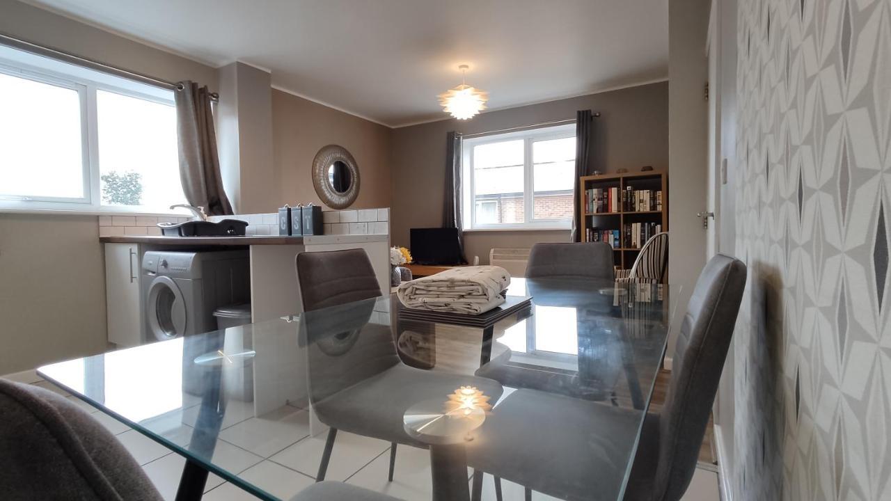Modern 1-Bed Flat In Wiganアパートメント エクステリア 写真