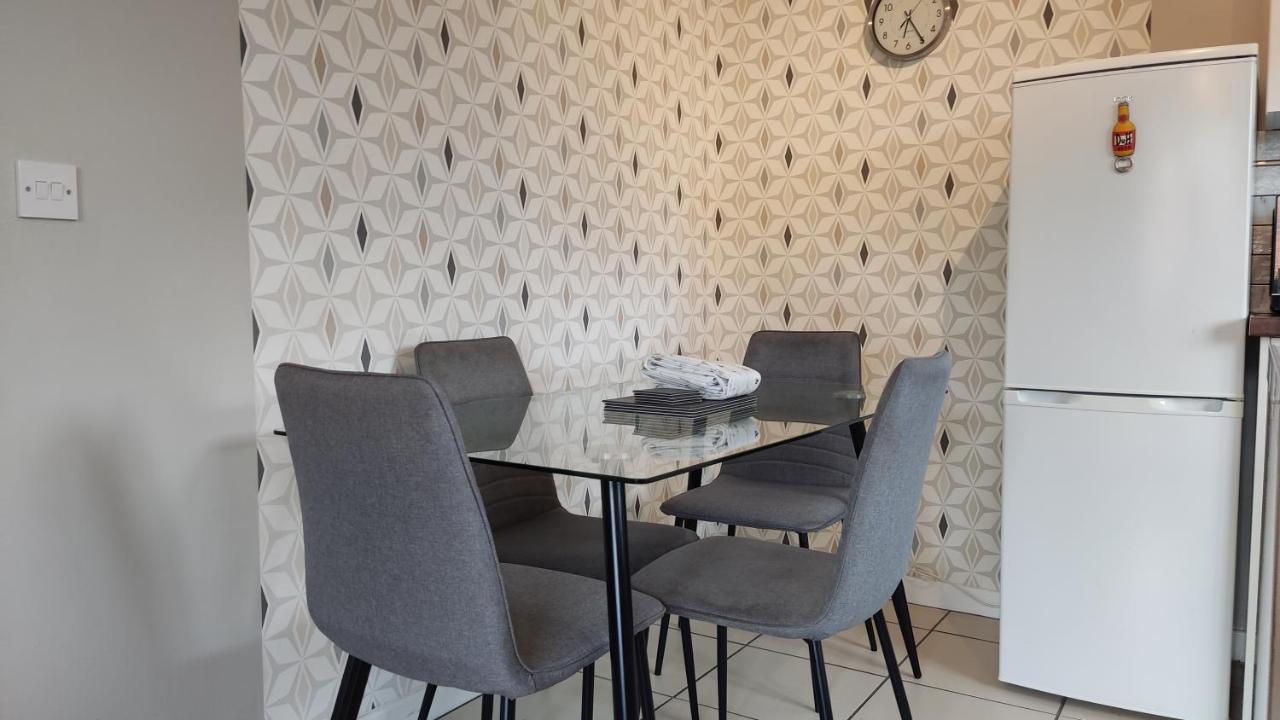 Modern 1-Bed Flat In Wiganアパートメント エクステリア 写真